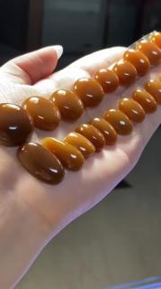 颜色极美 非常浓郁 料子非常细腻油润 玉质缜