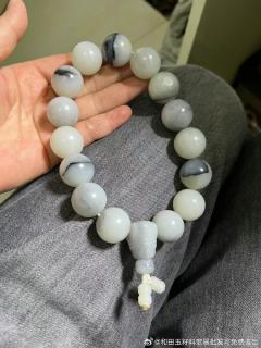 和田玉青花籽料男士手串手持,天然青花黑白相间,特色分明,密度高,玉质