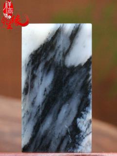 李女士收藏和田玉墨玉青花籽料平安牌引热议